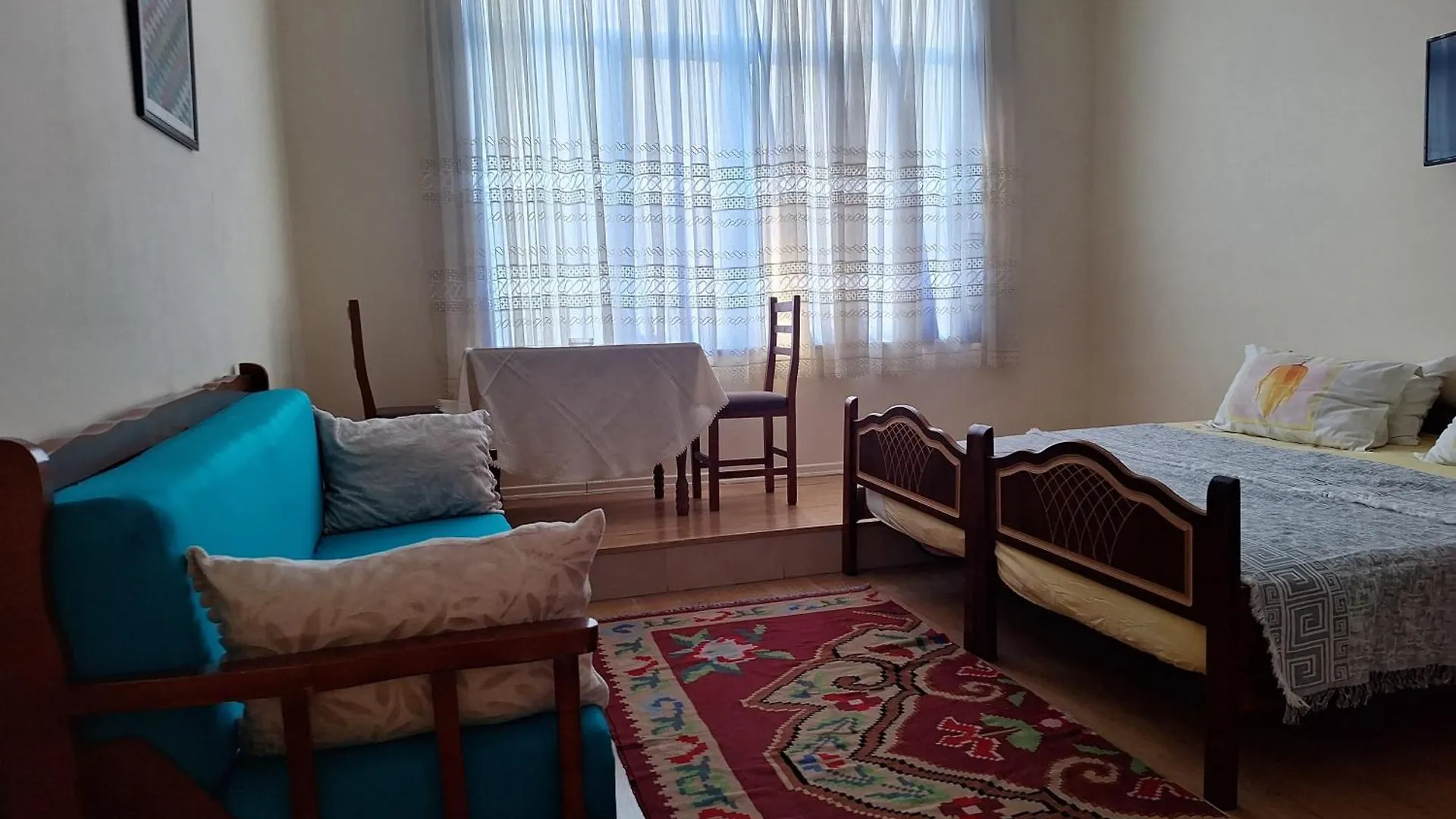 Rowdy Guest House contacts